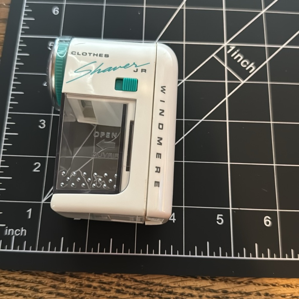 Windmere Mini Clothes Shaver - Picture 3 of 4